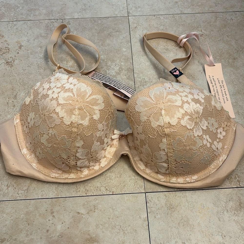 NWT Victoria’s Secret lightly lined bra in 36B with lace detail